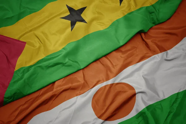 Schwenken bunte Flagge von niger und nationale Flagge von sao tome und principe . — Stockfoto