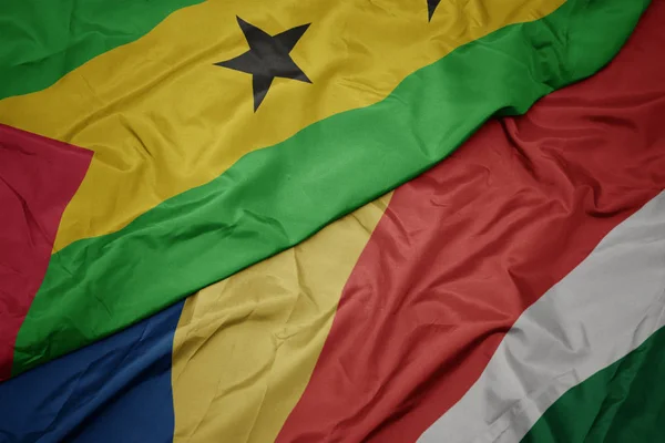 Ondeando colorida bandera de seychelles y bandera nacional de sao tome y principe  . —  Fotos de Stock