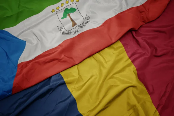 Sventolando bandiera colorata del Ciad e bandiera nazionale della Guinea equatoriale . — Foto Stock