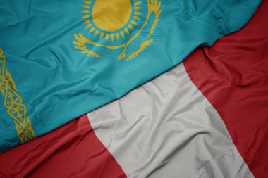 Peru 'nun renkli bayrağı ve Kazakistan' ın ulusal bayrağı sallanıyor..