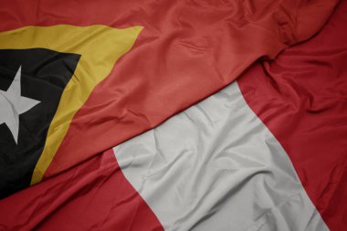 Peru 'nun renkli bayrağı ve Doğu Timor' un ulusal bayrağı sallanıyor..