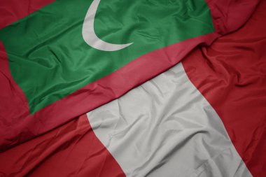 Peru 'nun renkli bayrağı ve maldivlerin ulusal bayrağı sallanıyor..
