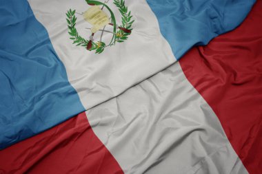 Peru 'nun renkli bayrağı ve Guatemala' nın ulusal bayrağı sallanıyor.