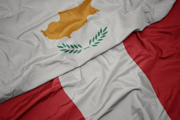 Acenando bandeira colorida de peru e bandeira nacional de cyprus . — Fotografia de Stock