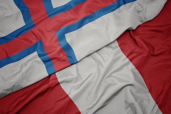 Falująca kolorowa flaga Peru i flaga narodowa Wysp Owczych. — Zdjęcie stockowe