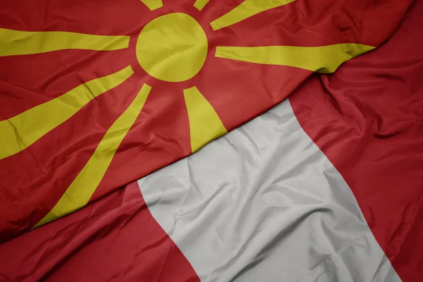 Розмахуючи барвистим прапором перу та національним прапором македонії.. — стокове фото