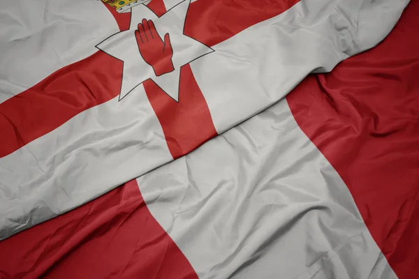 Lobogtató színes zászló Peru és nemzeti zászló Észak-Írország. — Stock Fotó