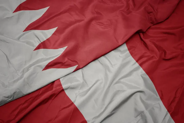 Ondeando colorida bandera de perú y bandera nacional de bahrein . —  Fotos de Stock