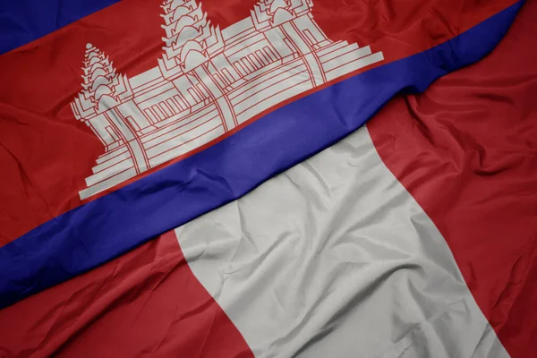 Ondeando colorida bandera de perú y bandera nacional de cambodia . —  Fotos de Stock
