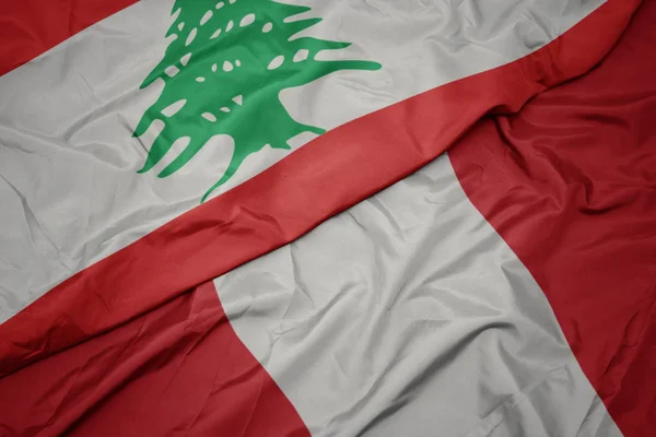 Sventolando bandiera colorata del perù e bandiera nazionale del libanone . — Foto Stock