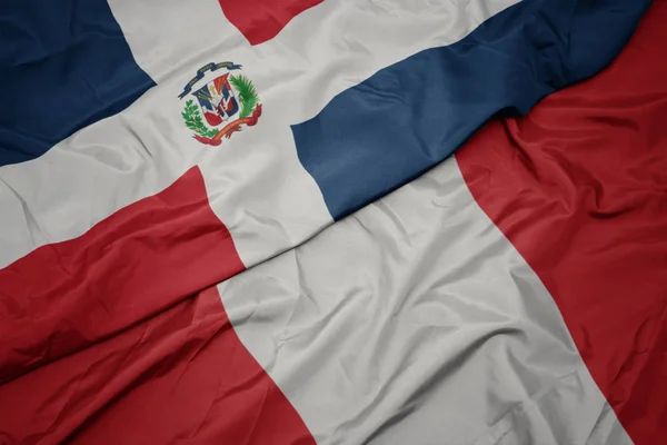 飘扬着五彩缤纷的秘鲁国旗和多明尼加共和国国旗. — 图库照片