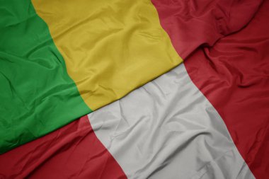 Peru 'nun renkli bayrağı ve Mali' nin ulusal bayrağı sallanıyor..