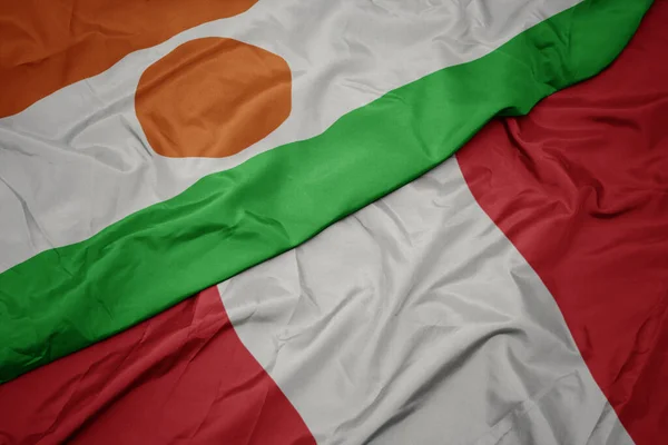 Acenando bandeira colorida de peru e bandeira nacional de niger . — Fotografia de Stock