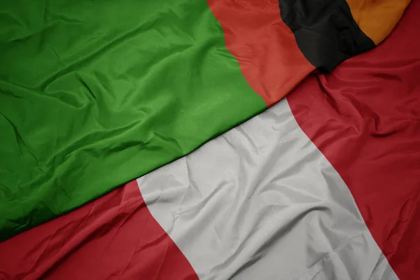 Acenando bandeira colorida do peru e bandeira nacional da zâmbia . — Fotografia de Stock