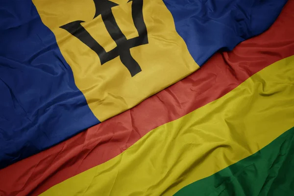 Machając Barwną Flagą Boliwii Narodową Flagą Barbadosu Makro — Zdjęcie stockowe