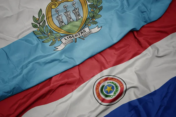 Κυματίζει Πολύχρωμη Σημαία Του Paraguay Και Εθνική Σημαία Του Σαν — Φωτογραφία Αρχείου