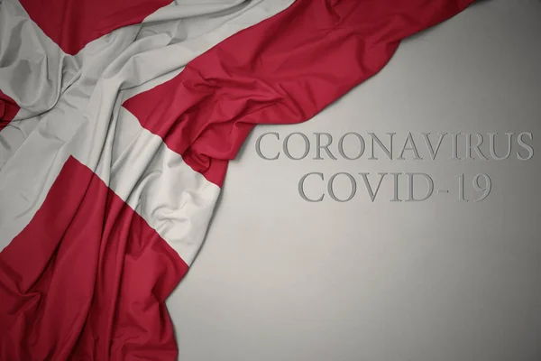Размахивая Красочным Национальным Флагом Денмарка Сером Фоне Текстом Coronavirus Covid — стоковое фото