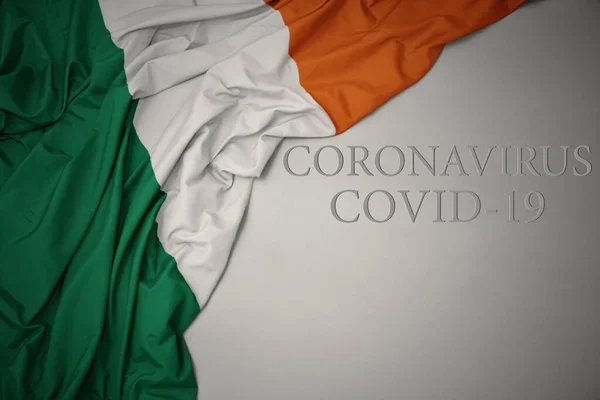 Ondeando Colorida Bandera Nacional Irlanda Sobre Fondo Gris Con Texto —  Fotos de Stock