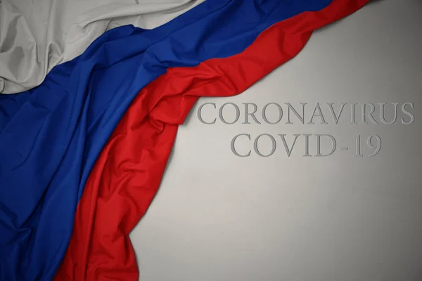 Κυματίζει Πολύχρωμη Εθνική Σημαία Της Ρωσίας Γκρι Φόντο Κείμενο Coronavirus — Φωτογραφία Αρχείου