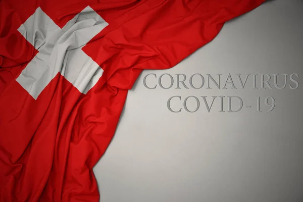 Κυματίζει Πολύχρωμη Εθνική Σημαία Της Ελβετίας Γκρι Φόντο Κείμενο Coronavirus — Φωτογραφία Αρχείου