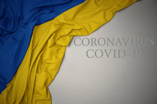 Viftande Färgglada Nationella Flagga Ukrainska Grå Bakgrund Med Text Coronavirus — Stockfoto