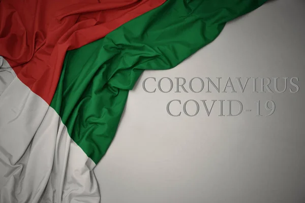 Mávání Barevnou Národní Vlajkou Madagaskaru Šedém Pozadí Textem Coronavirus Covid — Stock fotografie