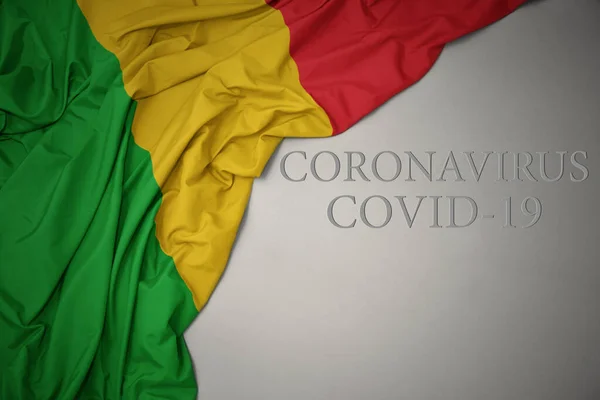 Κυματίζει Πολύχρωμη Εθνική Σημαία Του Μάλι Γκρι Φόντο Κείμενο Coronavirus — Φωτογραφία Αρχείου