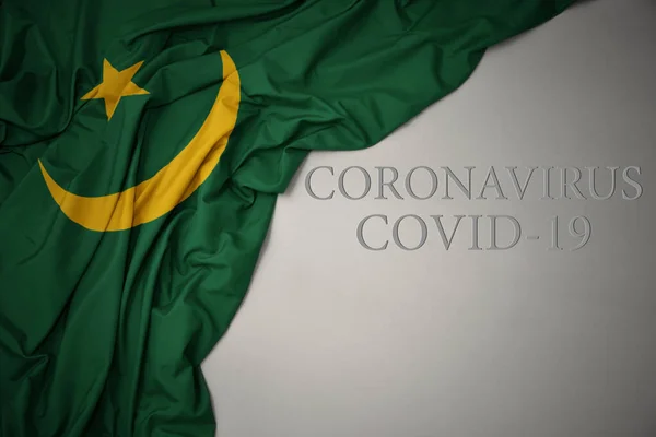 Размахивая Красочным Национальным Флагом Мавритании Сером Фоне Текстом Coronavirus Covid — стоковое фото