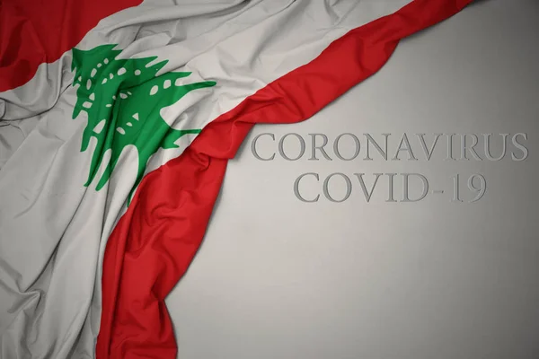Размахивая Красочным Национальным Флагом Либанона Сером Фоне Текстом Coronavirus Covid — стоковое фото