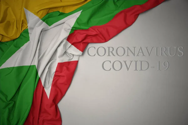 Κυματίζει Πολύχρωμη Εθνική Σημαία Του Myanmar Γκρι Φόντο Κείμενο Coronavirus — Φωτογραφία Αρχείου