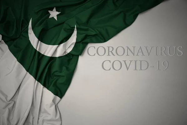Κυματίζει Πολύχρωμη Εθνική Σημαία Του Πακιστάν Γκρι Φόντο Κείμενο Coronavirus — Φωτογραφία Αρχείου