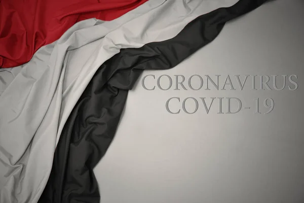 Acenando Colorido Bandeira Nacional Iêmen Fundo Cinza Com Texto Coronavírus — Fotografia de Stock