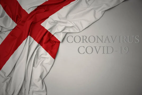 Κυματίζει Πολύχρωμη Εθνική Σημαία Της Αγγλίας Γκρι Φόντο Κείμενο Coronavirus — Φωτογραφία Αρχείου