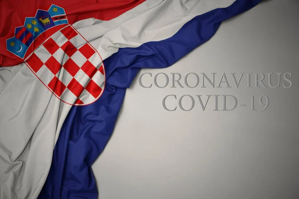 Размахивая Красочным Национальным Флагом Хорватии Сером Фоне Текстом Coronavirus Covid — стоковое фото