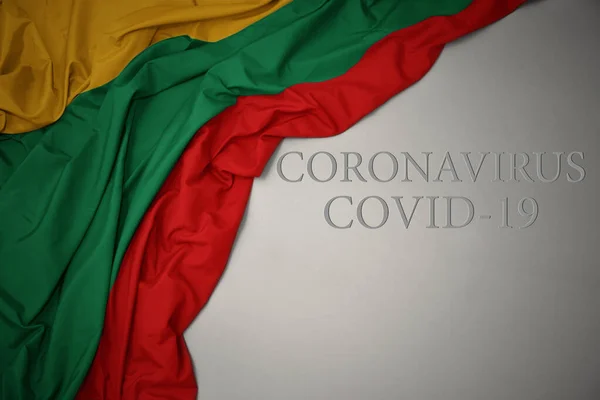 Acenando Colorido Bandeira Nacional Lithuania Fundo Cinza Com Texto Coronavírus — Fotografia de Stock