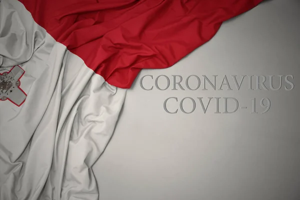 Размахивая Красочным Национальным Флагом Мальты Сером Фоне Текстом Coronavirus Covid — стоковое фото