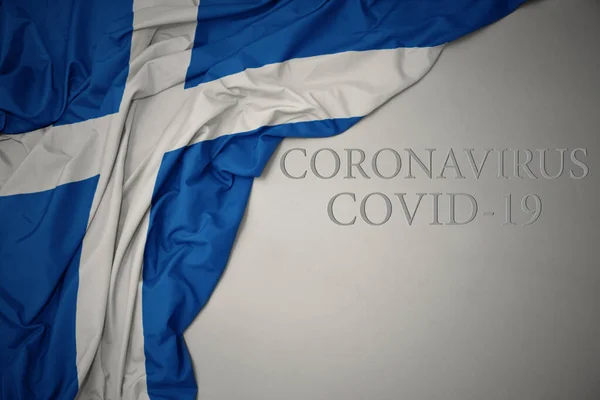 Махаючи Барвистим Національним Прапором Шотландії Сірому Фоні Текстом Коронавірус Ковірусу — стокове фото