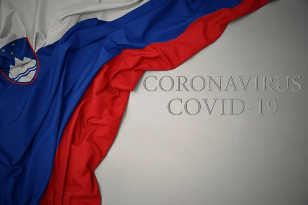 Κυματίζει Πολύχρωμη Εθνική Σημαία Της Σλοβένια Γκρι Φόντο Κείμενο Coronavirus — Φωτογραφία Αρχείου