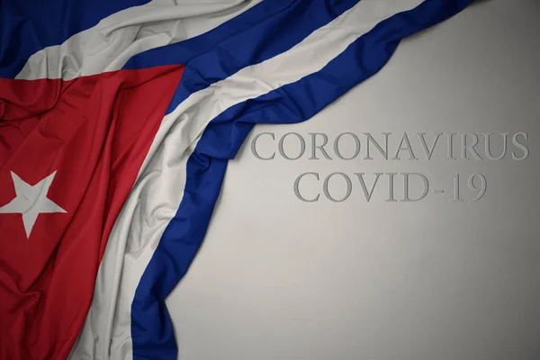 Acenando Colorido Bandeira Nacional Cuba Fundo Cinza Com Texto Coronavírus — Fotografia de Stock