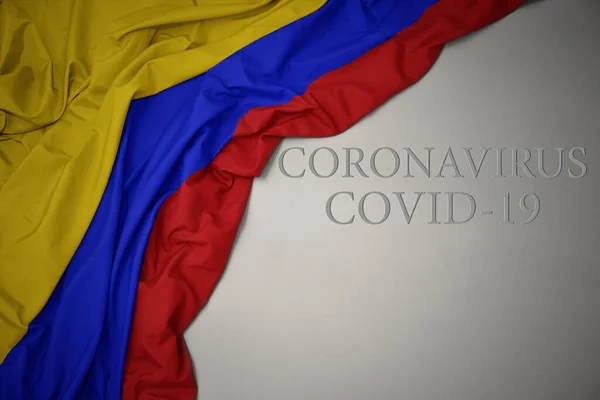 Размахивая Красочным Национальным Флагом Колумбии Сером Фоне Текстом Coronavirus Covid — стоковое фото