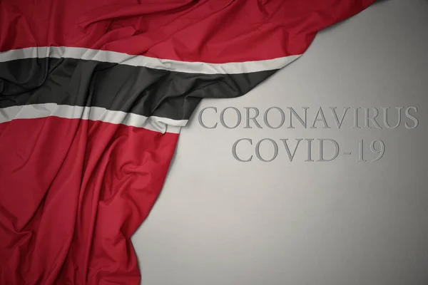 Mávání Barevnou Národní Vlajkou Trinidadu Tobago Šedém Pozadí Textem Coronavirus — Stock fotografie