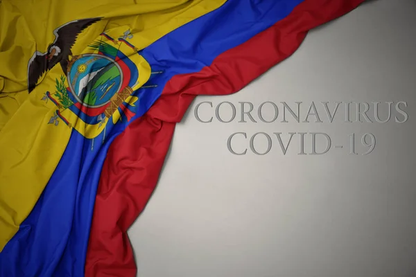 在灰色的背景上飘扬着五彩缤纷的厄瓜多尔国旗 上面印有科罗纳威斯 科维德 19的文字 — 图库照片