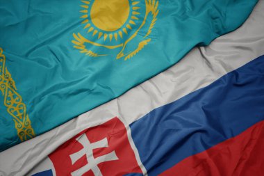 Slovakya bayrağı ve Kazakistan bayrağı sallıyor. makro