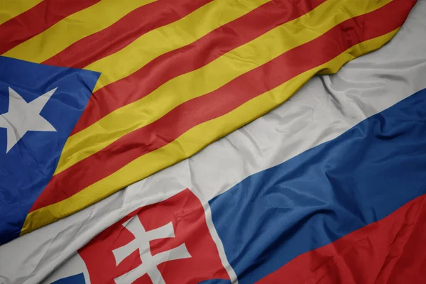 Размахивая Красочным Флагом Словакии Национальным Флагом Каталонии Macro — стоковое фото