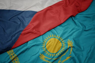 Kazakistan 'ın renkli bayrağını sallıyor ve Çek Cumhuriyeti' nin ulusal bayrağını sallıyor. makro
