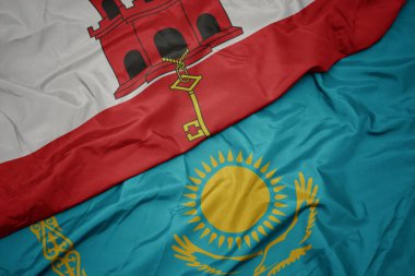Kazakistan 'ın renkli bayrağı ve Cebelitarık' ın ulusal bayrağı sallanıyor. makro