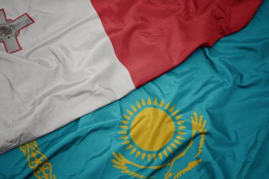 Kazakistan 'ın renkli bayrağı ve Malta' nın ulusal bayrağı sallanıyor. makro