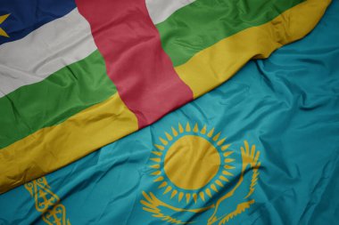 Kazakistan 'ın renkli bayrağını ve Orta Afrika Cumhuriyeti' nin ulusal bayrağını sallıyordu. makro