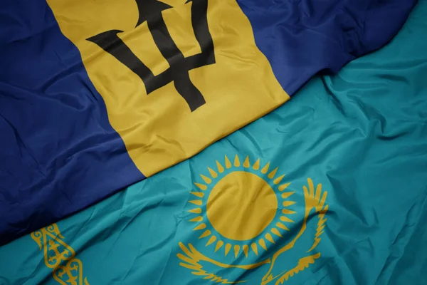 Махаючи Барвистим Прапором Казахстану Національним Прапором Барбадосу Макрос — стокове фото