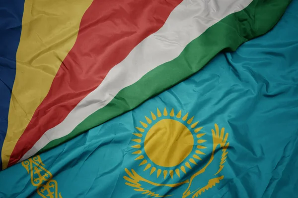 Kazakistan Renkli Bayrağını Seyşeller Ulusal Bayrağını Sallıyordu Makro — Stok fotoğraf